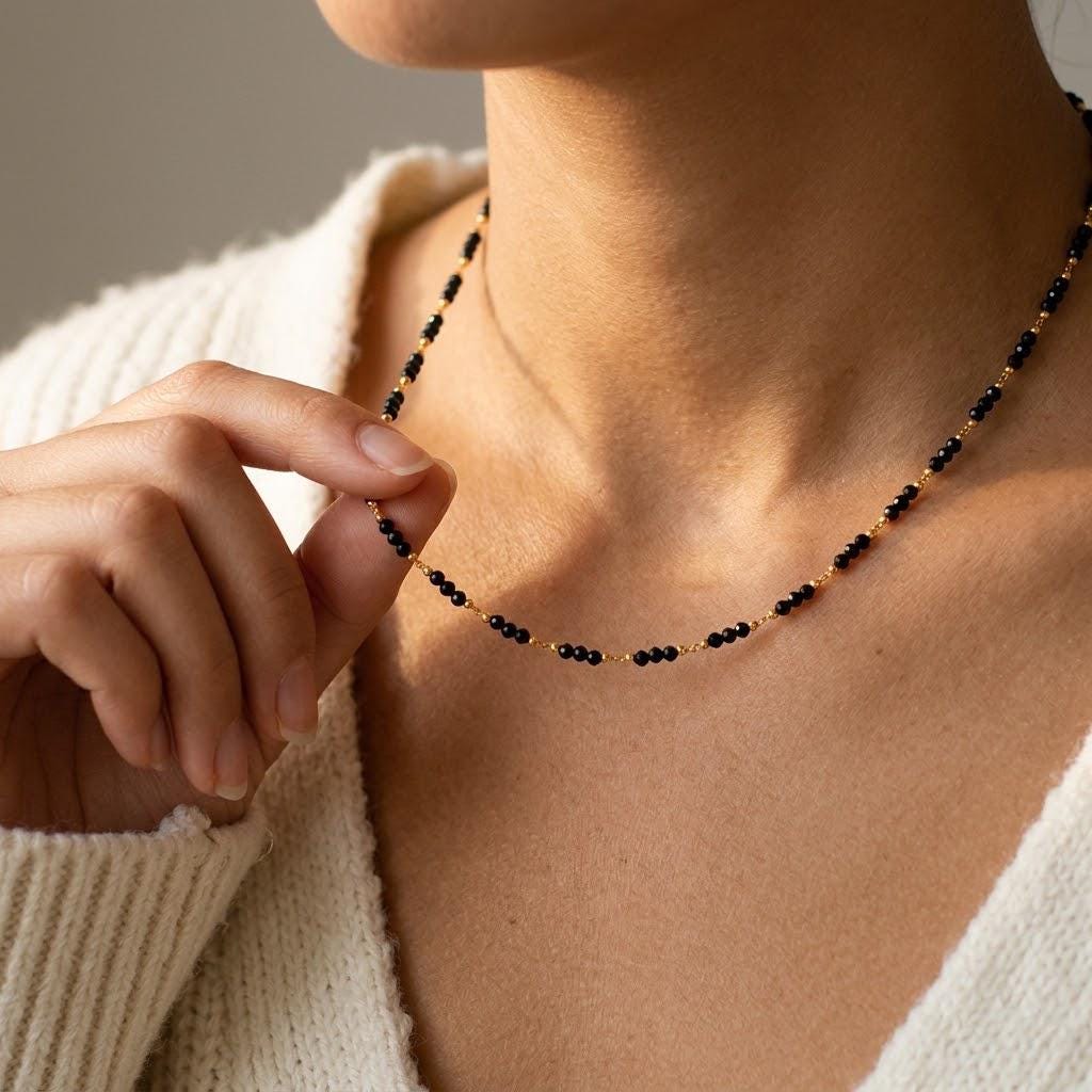 Gargantilla con piedra preciosa negra, cadena de cuentas con detalles dorados, regalo de cumpleaños para ella, regalo para damas de honor, joyería de San Valentín, collar delicado.